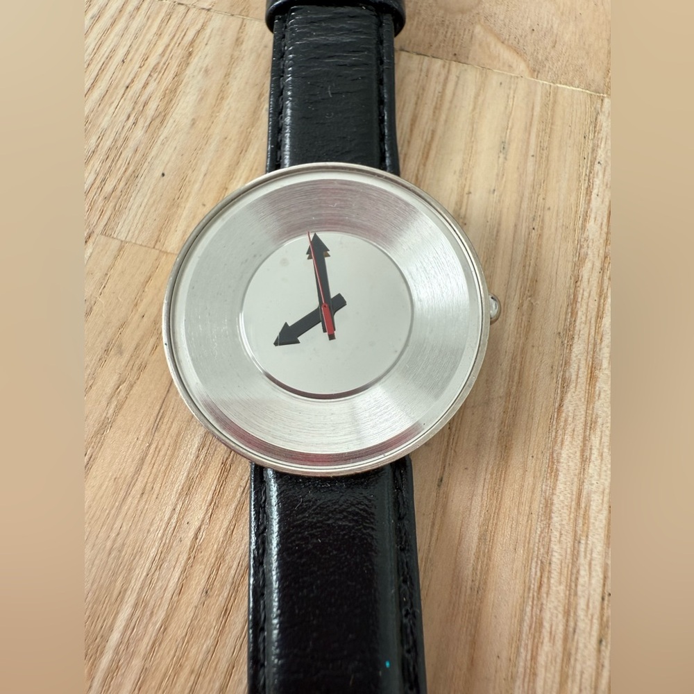 Unbranded silver tone black leather retro watch NEW BATTERY